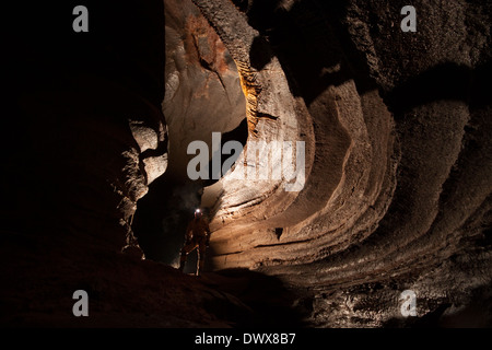 Un speleologo nei meandri, Dan-yr-Ogof grotte, Brecon Beacons, Galles del Sud Foto Stock
