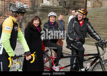 Guarda a nord Harry & Amy Tandem del Tour de Yorkshire in aiuto di rilievo dello Sport - Harry & Amy sulla loro moto prima dello start, sorridente, ridendo e chiacchierando a Kay Mellor & Gary Verity - Leeds Town Hall, West Yorkshire, Inghilterra, Regno Unito. Foto Stock