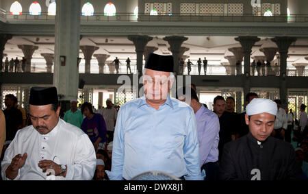 Kuala Lumpur, Malesia. Xiv Mar, 2014. Il primo ministro della Malaysia, Najib Razak (C) prega in una moschea vicino a Kuala Lumpur International Airport di Selangor, Malaysia, Marzo 14, 2014. Il primo ministro della Malaysia, Najib Razak e musulmani hanno pregato per i passeggeri e dell equipaggio sui missing Malaysia Airlines MH370 in una moschea vicino all'Aeroporto Internazionale di Kuala Lumpur il venerdì. Credito: Egli Jingjia/Xinhua/Alamy Live News Foto Stock