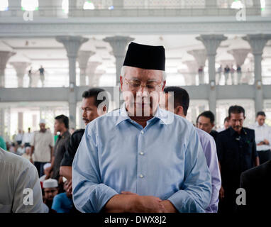 Kuala Lumpur, Malesia. Xiv Mar, 2014. Il primo ministro della Malaysia, Najib Razak prega in una moschea vicino a Kuala Lumpur International Airport di Selangor, Malaysia, Marzo 14, 2014. Il primo ministro della Malaysia, Najib Razak e musulmani hanno pregato per i passeggeri e dell equipaggio sui missing Malaysia Airlines MH370 in una moschea vicino all'Aeroporto Internazionale di Kuala Lumpur il venerdì. Credito: Egli Jingjia/Xinhua/Alamy Live News Foto Stock