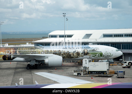 Aria Nuova Zelanda Hobbit Boeing 777 300 all'Aeroporto di Auckland NZ Foto Stock