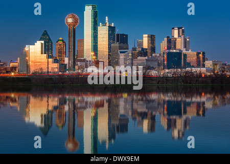 Lo skyline di Dallas riflessa nella Trinità fiume al tramonto Foto Stock