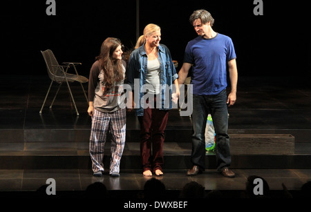 Madeleine Martin, Maria McCann e Gareth Sax apertura notturna curtain call per la compagnia teatrale atlantica produzione di "Harper Regan", svoltosi a Linda Gross Theater. Dotato di: Madeleine Martin, Maria McCann e Gareth Sax dove: New York City, Regno Foto Stock