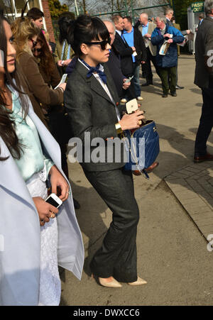 Cheltenham, Regno Unito. Il 14 marzo 2014. Lily Allen e il marito Sam Cooper arriva a Cheltenham Gold Cup Festival 2014, giorno 4, The Cheltenham Gold Cup venerdì. Credito: Jules annan/Alamy Live News Foto Stock