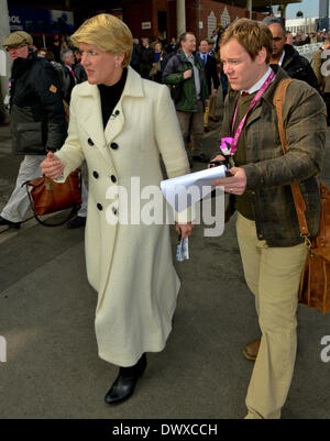 Cheltenham, Regno Unito. Il 14 marzo 2014. Claire Baldwin arriva a Cheltenham Gold Cup Festival 2014, giorno 4, The Cheltenham Gold Cup venerdì. Credito: Jules annan/Alamy Live News Foto Stock