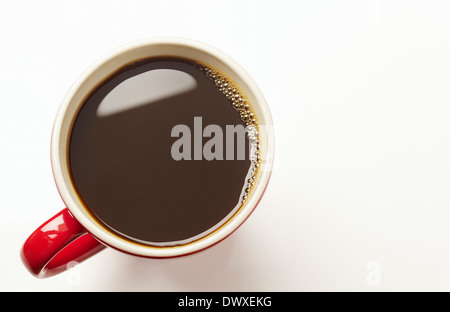 Vista dall'alto di un rosso tazza di caffè nero su uno sfondo bianco. Foto Stock