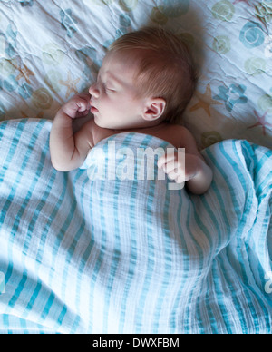 Neonato dormendo Foto Stock