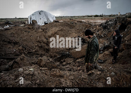 La striscia di Gaza, Territori palestinesi. 17 feb 2012. Palestinesi ispezionare il danno a seguito di un israeliano aria investe sul tunnel di contrabbando a Rafah nel sud della striscia di Gaza il 13 marzo 2014. Egitto mediate un cessate il fuoco il giovedì che mira a porre fine a una recrudescenza degli attacchi missilistici da Gaza sulle città israeliane e incursioni aeree israeliane in enclave palestinese, la Jihad islamica militante di detto gruppo. © Abed Rahim Khatib/NurPhoto/ZUMAPRESS.com/Alamy Live News Foto Stock