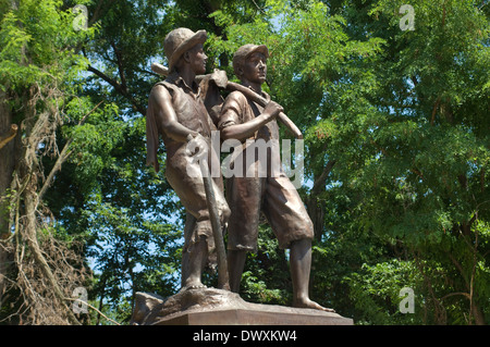Huck Finn e Tom Sawyer statua vicino a Mark Twain's boyhood home, Annibale, Missouri. Fotografia digitale Foto Stock