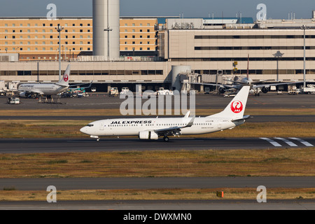 JAL partenza all'aeroporto di Haneda Giorno Orario Foto Stock