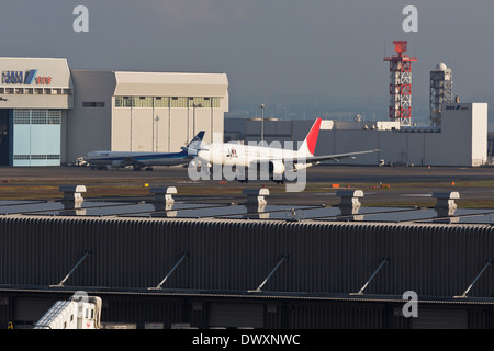 JAL partenza all'aeroporto di Haneda Giorno Orario Foto Stock