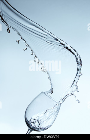 Spruzzi di acqua su un gradiente di sfondo blu. Foto Stock