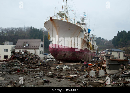 Barca da pesca si è incagliata da tsunami, Miyagi, Giappone Foto Stock