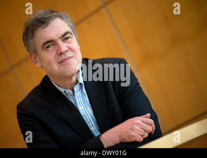 Leipzig, Germania. Xiv Mar, 2014. Scrittore tedesco ed esperto del Concorso Eurovisione della canzone (CES), Jan Feddersen, pone alla Fiera del Libro di Lipsia a Leipzig, Germania, 14 marzo 2014. Foto: ARNO BURGI/dpa/Alamy Live News Foto Stock