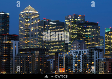 Grattacieli e appartamenti a Canary Wharf sull'Isola dei Dogs, Londra Est UK, illuminati, in serata Foto Stock