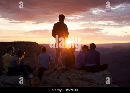 Stati Uniti d'America, Arizona, il Parco Nazionale del Grand Canyon, amici godendo di sunrise Foto Stock