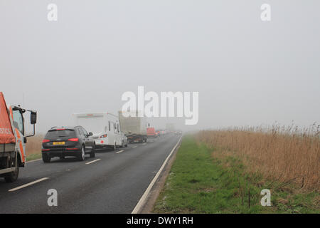 Great Yarmouth, Norfolk, Regno Unito. Il 14 marzo 2014. oltre Acle sempre per 8 miglia da Vauxhall holiday park a acle rotonda, rallentamenti e ritardi venerdì mattina. Foto Stock