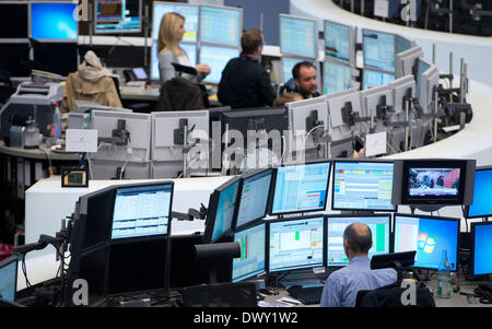 Francoforte sul Meno, Germania. Xiv Mar, 2014. Broker guardare i monitor presso la Borsa Valori di Francoforte sul Meno, Germania, 14 marzo 2014. Il tedesco DAX è andato al di sotto di 9 mila punti nel pomeriggio. Foto: BORIS ROESSLER/dpa/Alamy Live News Foto Stock