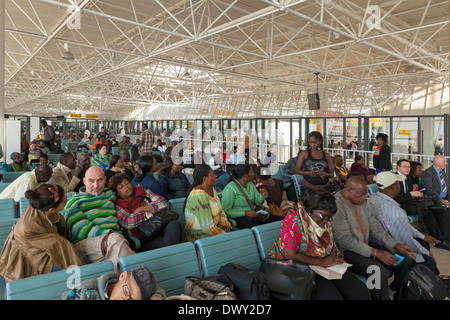 I passeggeri in attesa ad Addis Abeba Bole International Airport, Etiopia Foto Stock