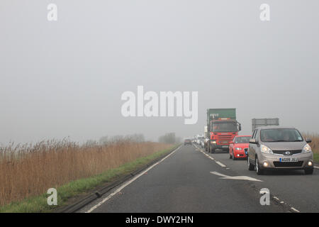 Great Yarmouth, Norfolk, Regno Unito. Il 14 marzo 2014. oltre Acle sempre per 8 miglia da Vauxhall holiday park a acle rotonda, rallentamenti e ritardi venerdì mattina. Foto Stock