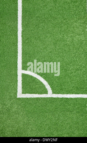 Campo di calcio. Angolo bianco linea contro campo verde Foto Stock