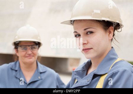 Costruttori femmina sul sito in costruzione Foto Stock