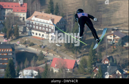 Harrachov, Repubblica Ceca. Xiv Mar, 2014. Roman Koudelka di Repubblica Ceca compete durante lo sci battenti Campionati del Mondo in Harrachov, Repubblica Ceca, giovedì 14 marzo, 2014. Credito: Radek Petrasek/CTK foto/Alamy Live News Foto Stock