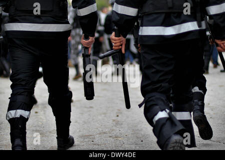 Amman, Giordania. Xiv Mar, 2014. I giordani polizia prendere posizione durante una manifestazione di protesta contro il loro governo vicino all'Ambasciata israeliana, in Amman, Giordania, Marzo 14, 2014. Migliaia di cittadini giordani protesta per espellere l'Ambasciatore israeliano da Amman e annullare il Jordan-Israeli trattato di pace, secondo i resoconti dei mass media. Un giudice Giordani è stato ucciso dall'esercito israeliano il 10 Marzo presso il valico di frontiera per la West Bank. Credito: Mohammad Abu Ghosh/Xinhua/Alamy Live News Foto Stock