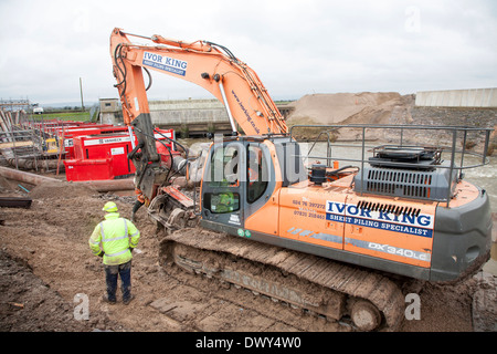 Lavori di ingegneria informatica sulle difese sul re Sedgemoor scaricare river a Dunball, vicino Bridgwater, Somerset, Inghilterra, Foto Stock