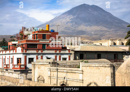 Vista su El Misti vulcano sul tetto del chiostro catalina nella città di Arequipa, Perù Foto Stock