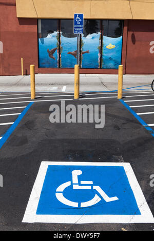 Parcheggio con posti auto riservati per disabili al Trader Joe's in California, foto scattata nel marzo 2013. Foto Stock