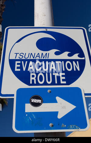 Tsunami i percorsi di evacuazione segno, che mostra dove andare in caso di tsunami.k 16 gennaio 2014. Foto Stock