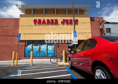 Trader Joe's in California, foto scattata nel marzo 2013. Parcheggio con posti auto riservati ai disabili. Trader Joe's appartiene alla tedesca Markus-Trust, che possiede anche Aldi-North. Foto Stock