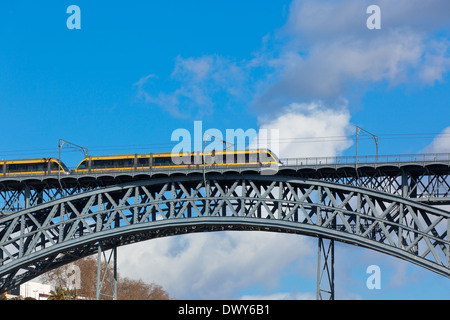 Metro treno sul ponte di Dom Luiz nel porto. Inquadratura orizzontale Foto Stock