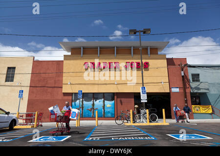 Gli amanti dello shopping al Trader Joe's in California, foto scattata nel marzo 2013. Parcheggio con posti auto riservati ai disabili. Trader Joe's appartiene alla tedesca Markus-Trust, che possiede anche Aldi-North. Foto Stock