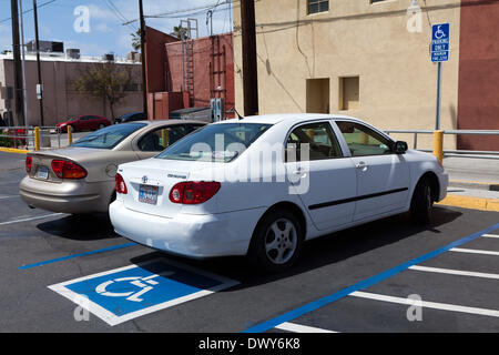 Parcheggio con posti auto riservati per disabili al Trader Joe's in California, foto scattata nel marzo 2013. Foto Stock