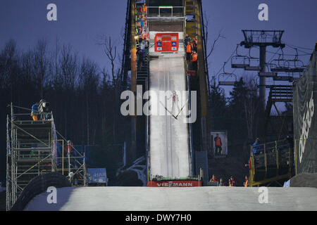Harrachov, Repubblica Ceca. Xiv Mar, 2014. Roman Koudelka di Repubblica Ceca compete durante lo sci battenti Campionati del Mondo in Harrachov, Repubblica Ceca, giovedì 14 marzo, 2014. Credito: Radek Petrasek/CTK foto/Alamy Live News Foto Stock
