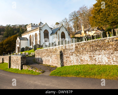 La Chiesa di Tutti i Santi Selworthy, Somerset, Inghilterra un dipinto di bianco edificio del XV secolo con una trecentesca torre. Foto Stock