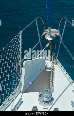 Prua di ancorare la barca a vela Foto Stock