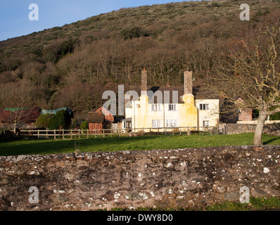 Exmoor podere immerso tra alberi in frazione Allerford, Selworthy, Somerset, Inghilterra Foto Stock