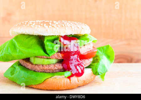 Grande appetitosi cheeseburger con lattuga fresca e il cetriolo Foto Stock