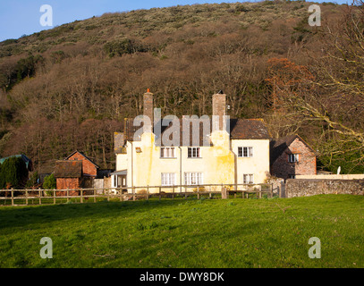 Exmoor podere immerso tra alberi in frazione Allerford, Selworthy, Somerset, Inghilterra Foto Stock