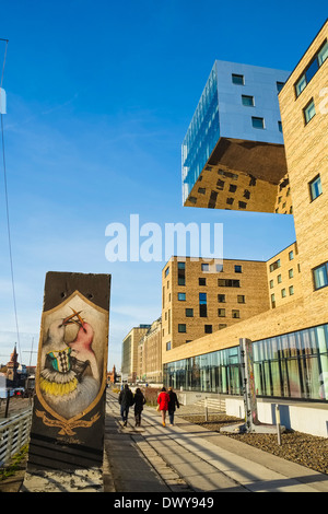 Segmento del muro di Berlino di fronte nhow-Hotel, Berlin, Germania Foto Stock