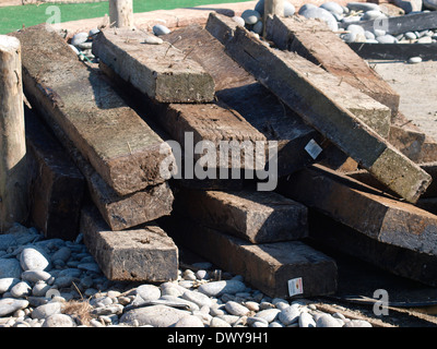 Pila di vecchie traversine ferroviarie, REGNO UNITO Foto Stock