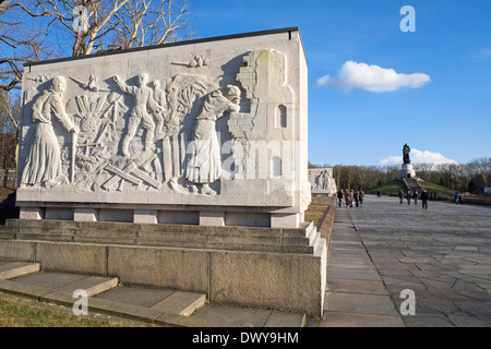 Sarcofago di marmo sulla guerra sovietica Memorial, Treptower Park, Berlino, Germania Foto Stock