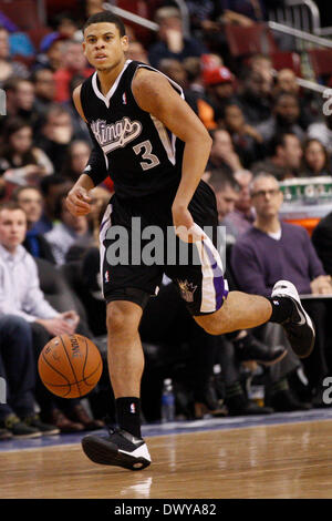 Marzo 12, 2014: i Sacramento Kings guard Ray McCallum (3) in azione durante il gioco NBA tra i Sacramento Kings e la Philadelphia 76ers presso la Wells Fargo Center di Philadelphia, Pennsylvania. Il Re ha vinto 115-98. Christopher Szagola/Cal Sport Media Foto Stock