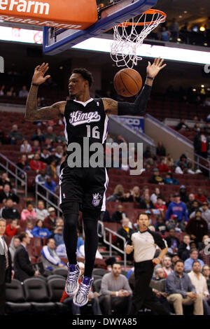 Marzo 12, 2014: i Sacramento Kings guard Ben McLemore (16) reagisce al suo dunk durante il gioco NBA tra i Sacramento Kings e la Philadelphia 76ers presso la Wells Fargo Center di Philadelphia, Pennsylvania. Il Re ha vinto 115-98. Christopher Szagola/Cal Sport Media Foto Stock