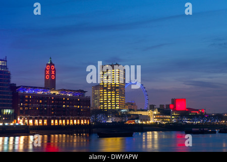 Vista del fiume Tamigi con la Oxo Tower, London Eye e la Royal Festival Hall. Foto Stock