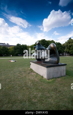 In Germania, in Baviera, Monaco di Baviera, sculture di Henry Moore di fronte alla Alte Pinakothek Foto Stock