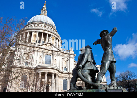 I Vigili del Fuoco Nazionale Memorial nella City di Londra con la Cattedrale di San Paolo in background. Foto Stock